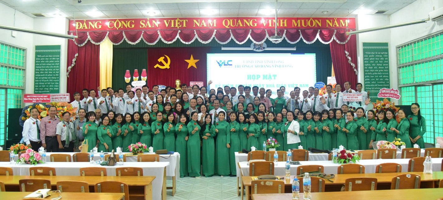 Họp mặt kỷ niệm 43 năm Ngày Nhà giáo Việt Nam 20/11