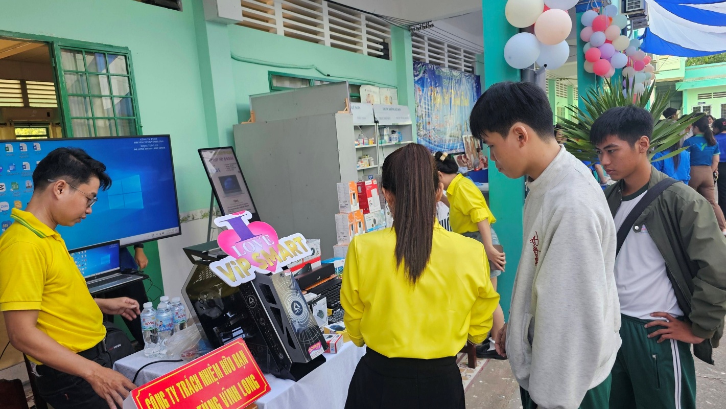 Có thể là hình ảnh về một hoặc nhiều người và văn bản